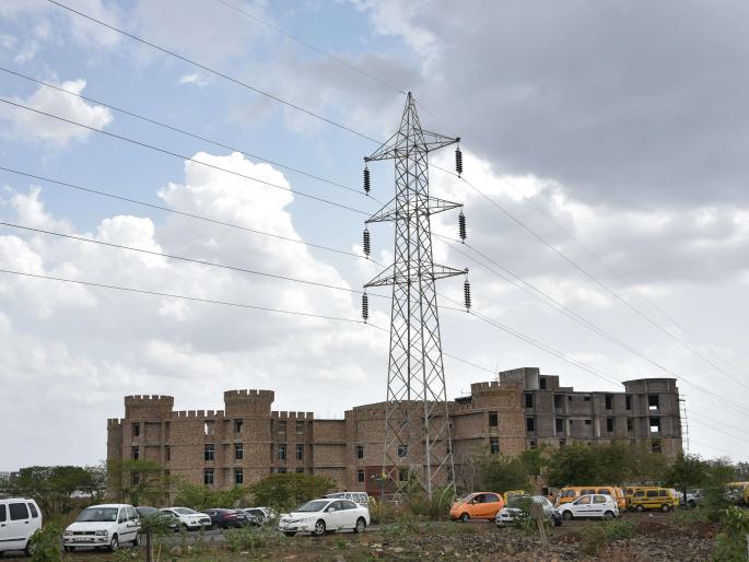 Game of life under the Hightention Line in Nagpur | नागपुरात हायटेन्शन लाईनखाली जीवघेणा खेळ