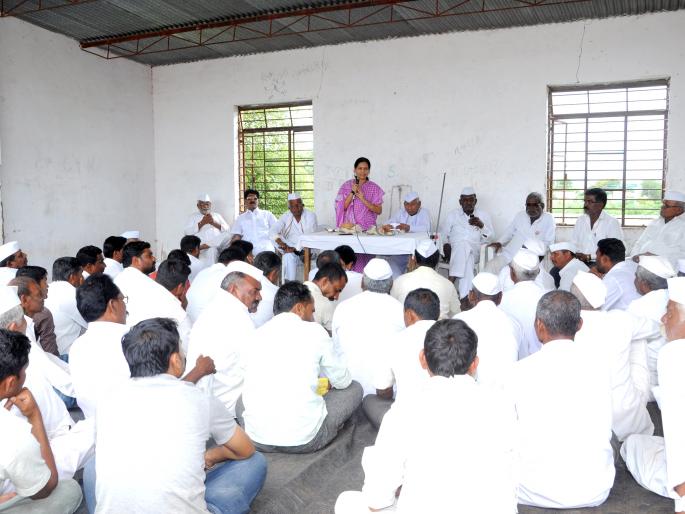 Opposition to water the water channel | जलवाहिनीला पाणी देण्यास विरोध