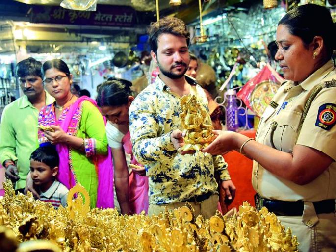 Deepavali also lays the duty of duty; Police, fire brigade, doctors' duty on Diwali 'Duty' | दिवाळीतही तेवतो कर्तव्याचा दीप; पोलीस, अग्निशमन दल, डॉक्टरांची दिवाळी ‘ड्युटी’वरच Deepavali also lays the duty of duty; Police, fire brigade, doctors' duty on Diwali 'Duty' | दिवाळीतही तेवतो कर्तव्याचा दीप; पोलीस, अग्निशमन दल, डॉक्टरांची दिवाळी ‘ड्युटी’वरच
