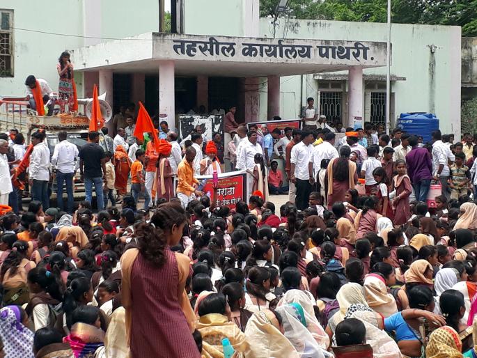 Parbhani: Front on the Pathri Tehsil office | परभणी : पाथरी तहसील कार्यालयावर मोर्चा