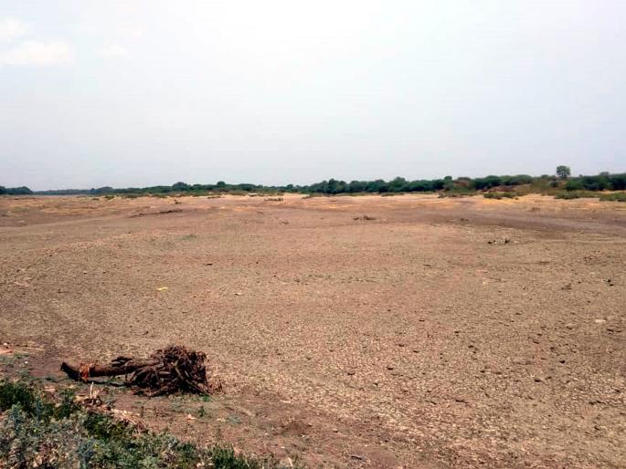 Parbhani: Godavari dry up due to lack of water | परभणी : पाण्याअभावी गोदावरी कोरडी पडली Parbhani: Godavari dry up due to lack of water | परभणी : पाण्याअभावी गोदावरी कोरडी पडली