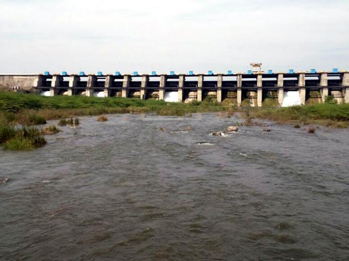 The following milk water can flow to the embankment | निम्न दुधनाचे पाणी परभणीकडे झेपावले The following milk water can flow to the embankment | निम्न दुधनाचे पाणी परभणीकडे झेपावले