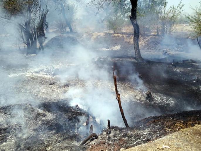 Parbhani: Fire due to electricity wires | परभणी : वीज तारांच्या घर्षणामुळे आग