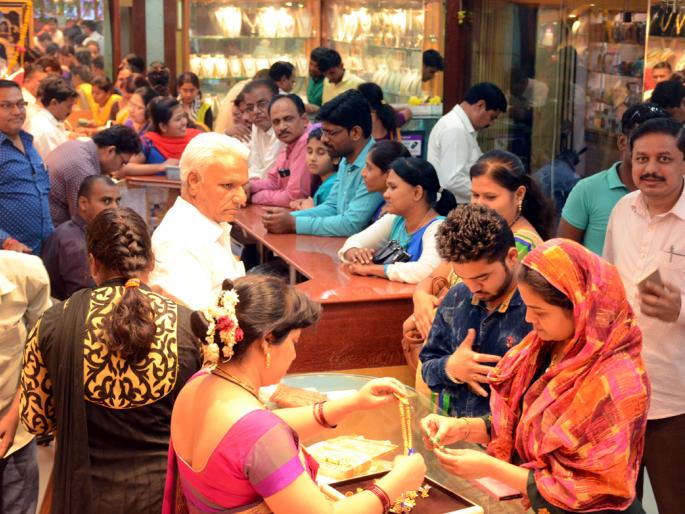 Parbhani's gold jewelery turnover is estimated at Rs 5 crore | परभणीत सुवर्णालंकारांची उलाढाल ५ कोटींवर Parbhani's gold jewelery turnover is estimated at Rs 5 crore | परभणीत सुवर्णालंकारांची उलाढाल ५ कोटींवर
