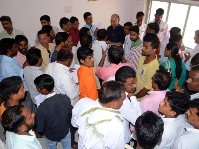 Parbhani: Details of floods in front of State Backward Commissions | परभणी : राज्य मागास आयोगासमोर निवेदनांचा पूर Parbhani: Details of floods in front of State Backward Commissions | परभणी : राज्य मागास आयोगासमोर निवेदनांचा पूर