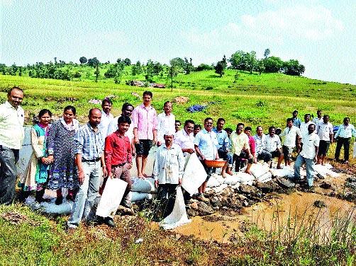 Vanrai Bandra built by Peth Panchayat Samiti | पेठ पंचायत समितीने बांधला वनराई बंधारा Vanrai Bandra built by Peth Panchayat Samiti | पेठ पंचायत समितीने बांधला वनराई बंधारा