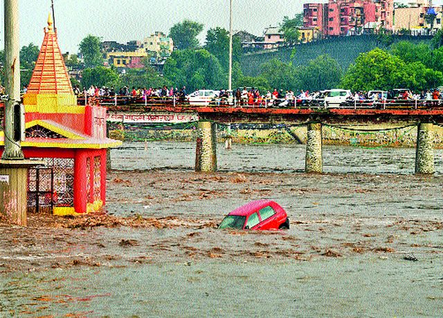 Heavy rains hit the district | मुसळधार पावसाने जिल्ह्याला झोडपले