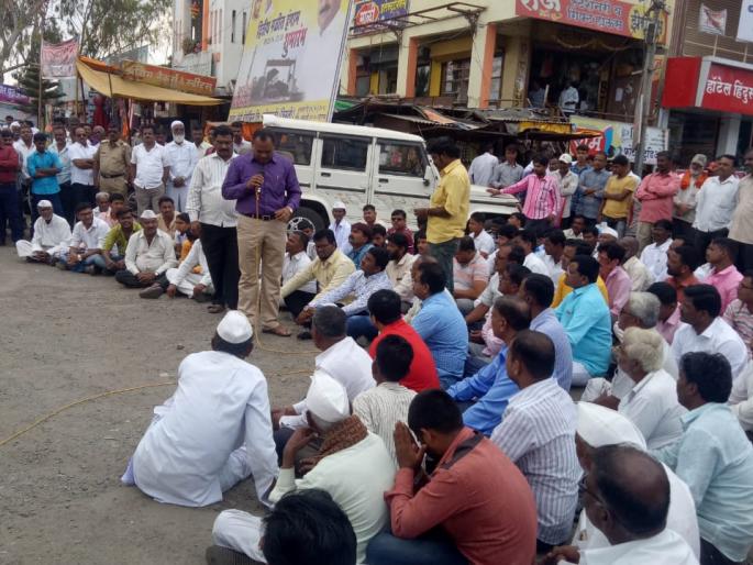 Satara: A ban on government by eating Kharda and Bheka in Diwali, stop the path of PusaSavaltit | सातारा : ऐन दिवाळीत खर्डा-भाकर खाऊन शासनाचा निषेध, पुसेसावळीत रास्ता रोको Satara: A ban on government by eating Kharda and Bheka in Diwali, stop the path of PusaSavaltit | सातारा : ऐन दिवाळीत खर्डा-भाकर खाऊन शासनाचा निषेध, पुसेसावळीत रास्ता रोको