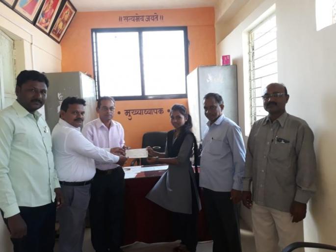 He is the recipient of the Hirohal Shahu Award | कुºहा येथील साक्षी हिरोळे शाहू पुरस्काराने सन्मानित He is the recipient of the Hirohal Shahu Award | कुºहा येथील साक्षी हिरोळे शाहू पुरस्काराने सन्मानित