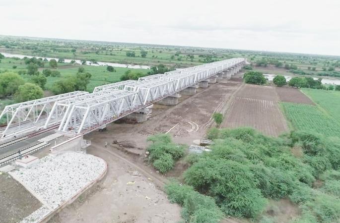 Completion of construction of double railway bridge over Bhima river basin | भीमा नदीपात्रावरील दुहेरी रेल्वे मार्गावरील सेतूची उभारणी पूर्ण