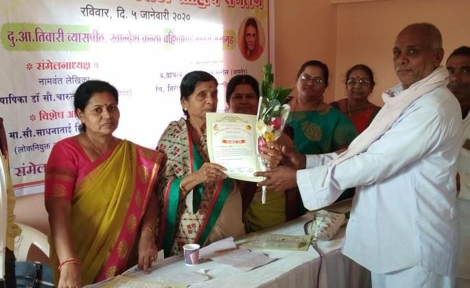 Writers should write for developmental energy | विकासात्मक ऊर्जेसाठी साहित्यिकांनी लिखाण करावे Writers should write for developmental energy | विकासात्मक ऊर्जेसाठी साहित्यिकांनी लिखाण करावे