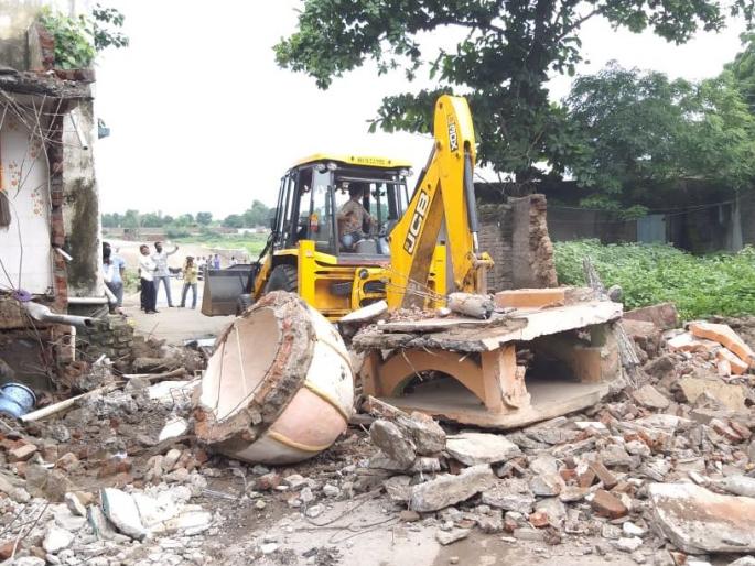 Removing the encroachment made the road free | अतिक्रमण काढल्याने रस्ता झाला मोकळा Removing the encroachment made the road free | अतिक्रमण काढल्याने रस्ता झाला मोकळा