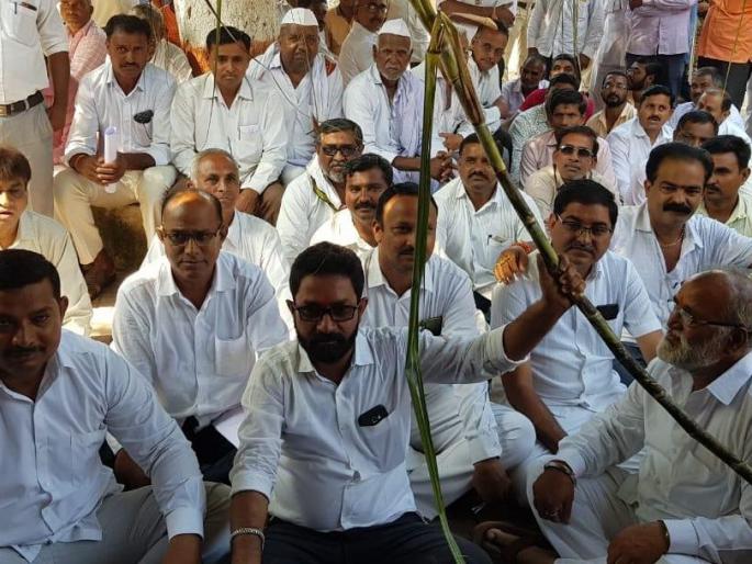 Shiv Sena's specific agitation to get dues for farmers | शेतकऱ्यांना थकीत रक्कम मिळण्यासाठी शिवसेनेचे ठिय्या आंदोलन  Shiv Sena's specific agitation to get dues for farmers | शेतकऱ्यांना थकीत रक्कम मिळण्यासाठी शिवसेनेचे ठिय्या आंदोलन