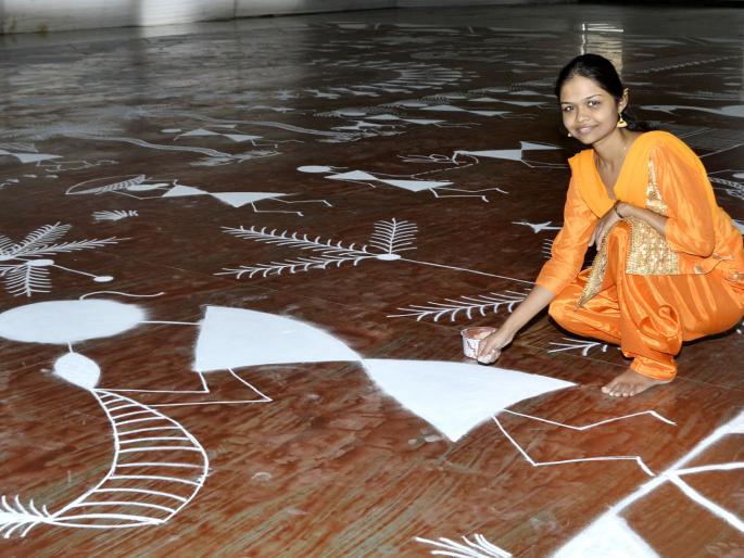 Shraddha Karale recorded the warli rangoli reminiscent of Vikram | श्रद्धा कराळेने वारली रांगोळी काढत नोंदवला विक्रम Shraddha Karale recorded the warli rangoli reminiscent of Vikram | श्रद्धा कराळेने वारली रांगोळी काढत नोंदवला विक्रम