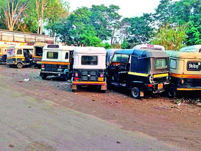 The rickshaws seized by the RTO in Sangli were destroyed | सांगलीत आरटीओनी जप्त केलेल्या रिक्षा सडल्या The rickshaws seized by the RTO in Sangli were destroyed | सांगलीत आरटीओनी जप्त केलेल्या रिक्षा सडल्या