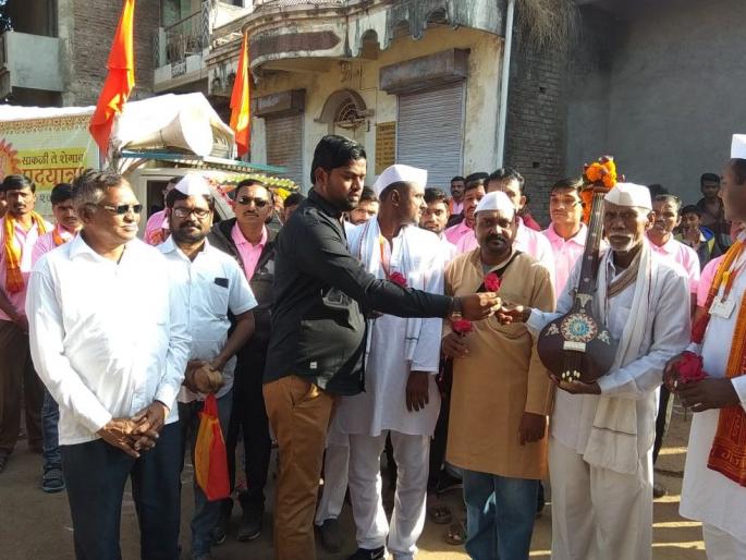 The journey from Chakal to Shegaon began in earnest | साकळी ते शेगाव पदयात्रेला उत्साहात सुरुवात The journey from Chakal to Shegaon began in earnest | साकळी ते शेगाव पदयात्रेला उत्साहात सुरुवात