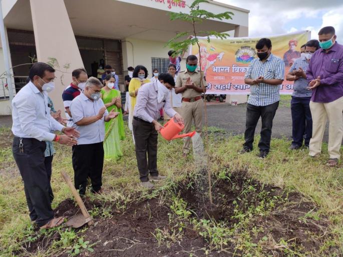 Tree planting in Bhusawal by Bharat Vikas Parishad | भुसावळात भारत विकास परिषदेतर्फे वृक्षारोपण