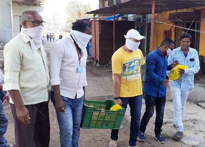 Food donations made from mosque money in Amalner | अमळनेरात मशिदीच्या पैशातून केले अन्नदान