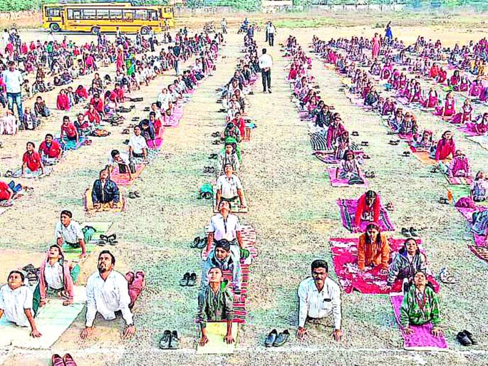 Four thousand students collectively received the sun | भुसावळला चार हजार विद्यार्थ्यांचे सामूहिक सूर्यनमस्कार Four thousand students collectively received the sun | भुसावळला चार हजार विद्यार्थ्यांचे सामूहिक सूर्यनमस्कार