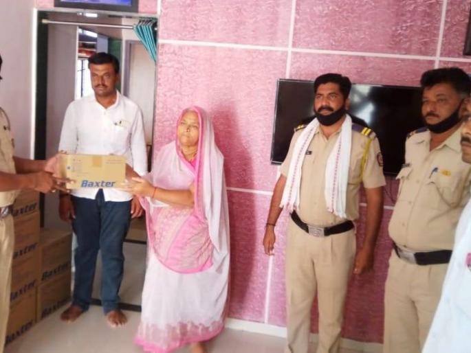 Life of a woman by the efforts of a police officer | पोलीस अधिकाऱ्याच्या प्रयत्नातून महिलेला जीवदान Life of a woman by the efforts of a police officer | पोलीस अधिकाऱ्याच्या प्रयत्नातून महिलेला जीवदान