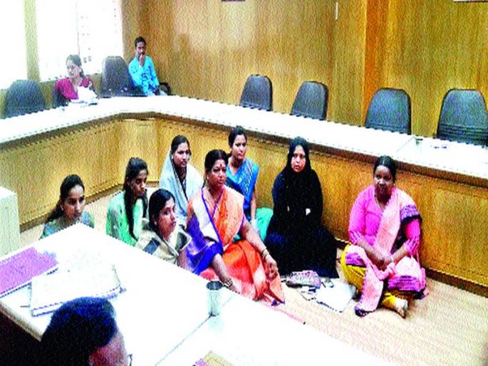 Women's Child Welfare Committee: The complaint is being circulated to the members' auditorium | महिला बालकल्याण समिती : समितीला दुय्यम लेखले जात असल्याची तक्रार सदस्यांचा सभागृहात ठिय्या Women's Child Welfare Committee: The complaint is being circulated to the members' auditorium | महिला बालकल्याण समिती : समितीला दुय्यम लेखले जात असल्याची तक्रार सदस्यांचा सभागृहात ठिय्या