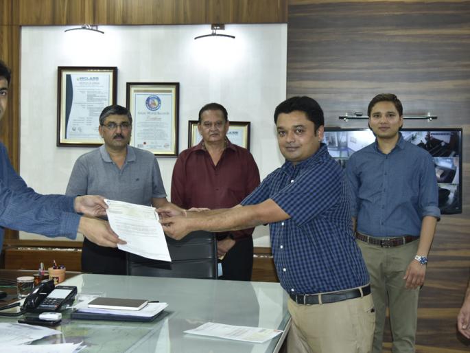corona in sangli-A grant of one crore one lakh from Prafulchand Ghetia | corona in sangli- प्रफुलचंद घेटीया यांच्याकडून एक कोटी एक लाखाची मदत corona in sangli-A grant of one crore one lakh from Prafulchand Ghetia | corona in sangli- प्रफुलचंद घेटीया यांच्याकडून एक कोटी एक लाखाची मदत
