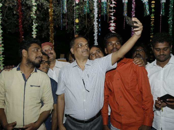 Selfie pointe has been destroyed by removing the pile | कचऱ्याचे ढीग हटवून सांगलीत साकारला सेल्फी पाँईंट Selfie pointe has been destroyed by removing the pile | कचऱ्याचे ढीग हटवून सांगलीत साकारला सेल्फी पाँईंट