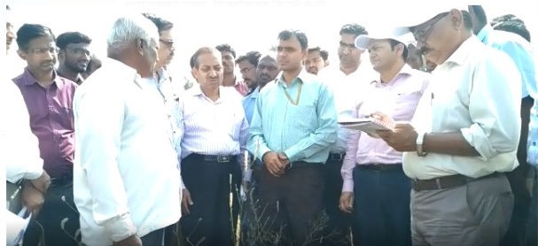 Sangli: Inspection of drought situation in the district by the Central team | सांगली : केंद्रीय पथकाकडून जिल्ह्यातील दुष्काळी परिस्थितीची पाहणी Sangli: Inspection of drought situation in the district by the Central team | सांगली : केंद्रीय पथकाकडून जिल्ह्यातील दुष्काळी परिस्थितीची पाहणी