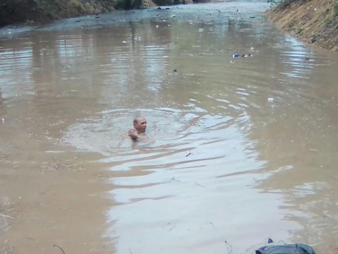 Satara: 41 farmers, filled in an hour, landed in cotton and brought joy to the villagers | सातारा : एका तासात भरली ४१ शेततळी, रुईमध्ये शेततळ्यात उतरून ग्रामस्थांचा आनंदोत्सव Satara: 41 farmers, filled in an hour, landed in cotton and brought joy to the villagers | सातारा : एका तासात भरली ४१ शेततळी, रुईमध्ये शेततळ्यात उतरून ग्रामस्थांचा आनंदोत्सव