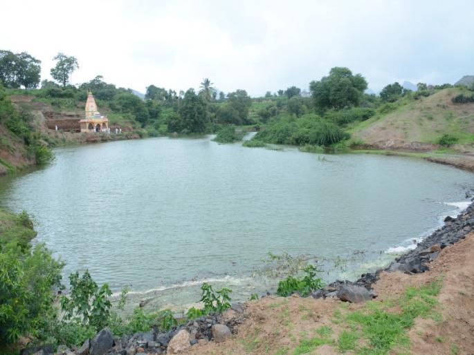  Farmers built bunds, four dams, and four villages | शेतकऱ्यांनी लोकसहभागातून बांधला बंधारा, चार गावांचा दुष्काळ हटला