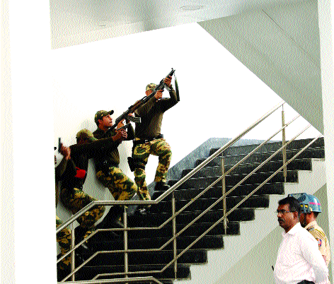 Terrorists infiltrated in Satara; Police demonstration in Seven Star building | साताऱ्यात घुसले दहशतवादी; सेव्हन स्टार इमारतीमध्ये पोलिसांचे प्रात्यक्षिक Terrorists infiltrated in Satara; Police demonstration in Seven Star building | साताऱ्यात घुसले दहशतवादी; सेव्हन स्टार इमारतीमध्ये पोलिसांचे प्रात्यक्षिक