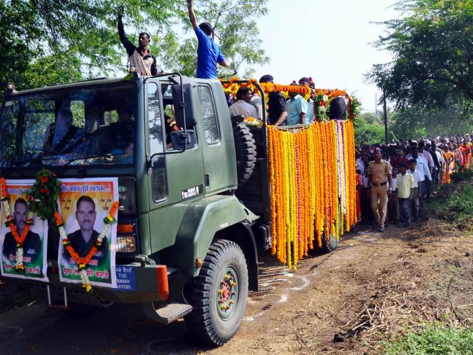 Funeral on the part of the young man Subhash Karade | जवान सुभाष कराडेंच्या पार्थिवावर अंत्यसंस्कार Funeral on the part of the young man Subhash Karade | जवान सुभाष कराडेंच्या पार्थिवावर अंत्यसंस्कार