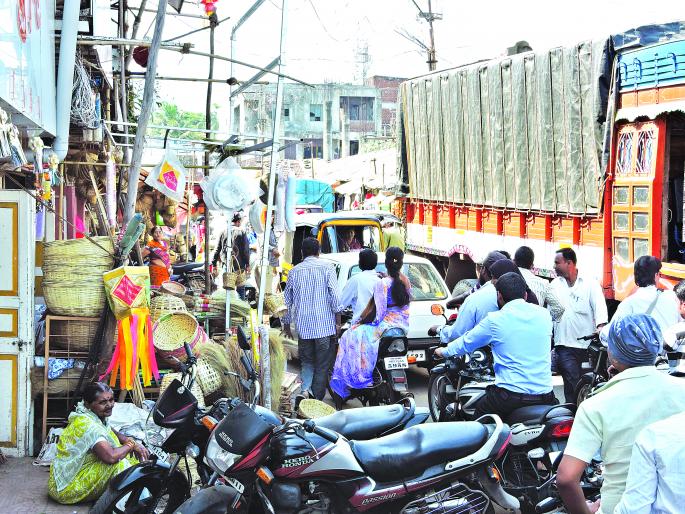  Satarkar citizen, in the role of police, driver suffering, maltrok ... speed break for vehicles | सातारकर नागरिकच पोलिसांच्या भूमिकेत, वाहनचालक त्रस्त, मालट्रक... वाहनांसाठी गतिरोधक