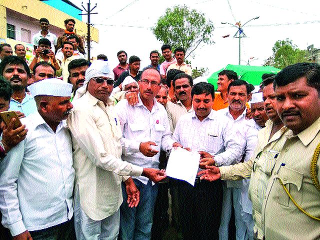 Stop the path of farmers | शेतकºयांचा रास्ता रोको