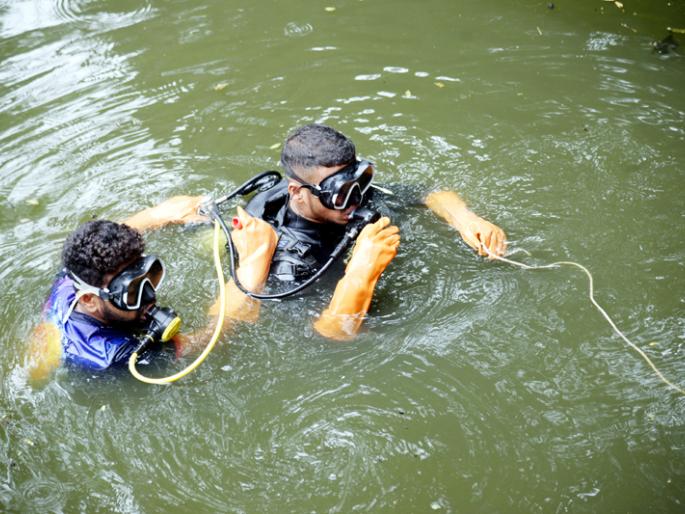 Searching for Siddheshwar Charitra Granth stolen from a well in Solapur | कोकणातील पाणबुडे शोधताहेत सोलापूरच्या विहिरीतील चोरीला गेलेले सिद्धेश्वर चरित्र ग्रंथ Searching for Siddheshwar Charitra Granth stolen from a well in Solapur | कोकणातील पाणबुडे शोधताहेत सोलापूरच्या विहिरीतील चोरीला गेलेले सिद्धेश्वर चरित्र ग्रंथ
