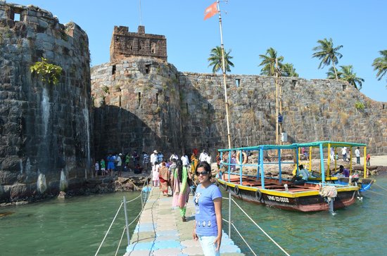 Sindhudurga castle hit Darjeeling due to ebb and water level was reduced to Bandarjeet | ओहोटीमुळे सिंधुदुर्ग किल्ले दर्शनाला फटका, बंदरजेटीकडे पाण्याची पातळी झाली कमी Sindhudurga castle hit Darjeeling due to ebb and water level was reduced to Bandarjeet | ओहोटीमुळे सिंधुदुर्ग किल्ले दर्शनाला फटका, बंदरजेटीकडे पाण्याची पातळी झाली कमी