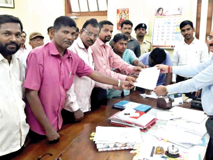 Sindhudurg: Villagers encircle the villagers, spoil the crops | सिंधुुदुर्ग : पाडलोसवासीयांचा उपवनसंरक्षकांना घेराओ, गव्यांकडून पिकांचे नुकसान Sindhudurg: Villagers encircle the villagers, spoil the crops | सिंधुुदुर्ग : पाडलोसवासीयांचा उपवनसंरक्षकांना घेराओ, गव्यांकडून पिकांचे नुकसान