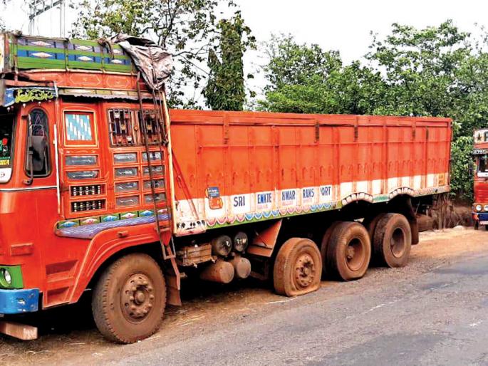 Dodama illegal traffic prevented | दोडामार्गात बेकायदेशीर वाहतूक रोखली Dodama illegal traffic prevented | दोडामार्गात बेकायदेशीर वाहतूक रोखली
