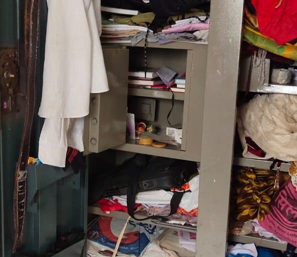 Burglary of Sinnar all day; Lampas looted Rs 1.5 lakh | सिन्नरला भरदिवसा घरफोडी; दीड लाखाचा ऐवज लंपास Burglary of Sinnar all day; Lampas looted Rs 1.5 lakh | सिन्नरला भरदिवसा घरफोडी; दीड लाखाचा ऐवज लंपास
