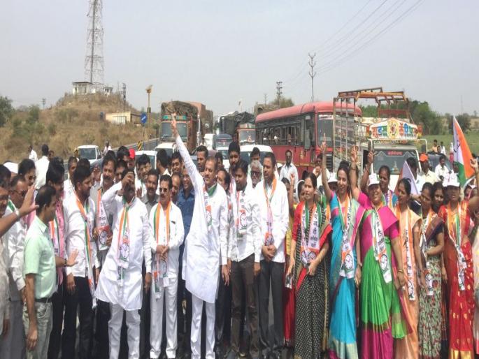 Stop the way of the Nationalist Congress Party against the fuel hike | इंधन दरवाढीविरोधात सिन्नरला राष्ट्रवादी कॉंग्रेसचा रास्ता रोको Stop the way of the Nationalist Congress Party against the fuel hike | इंधन दरवाढीविरोधात सिन्नरला राष्ट्रवादी कॉंग्रेसचा रास्ता रोको