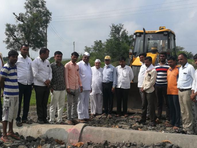 Shivar road works start in Nandurshingote area | नांदूरशिंगोटे परिसरातील शिवार रस्त्यांच्या कामांना सुरु वात Shivar road works start in Nandurshingote area | नांदूरशिंगोटे परिसरातील शिवार रस्त्यांच्या कामांना सुरु वात