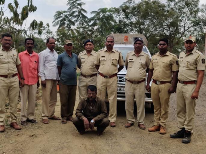 Snoopy possession by viral video | व्हायरल व्हिडीओवरून नागाचा छळ करणारा ताब्यात Snoopy possession by viral video | व्हायरल व्हिडीओवरून नागाचा छळ करणारा ताब्यात