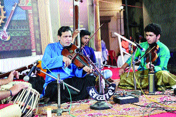 Concert, musical concert with singing | गायन, वादनाने रंगविली संगीत मैफल Concert, musical concert with singing | गायन, वादनाने रंगविली संगीत मैफल