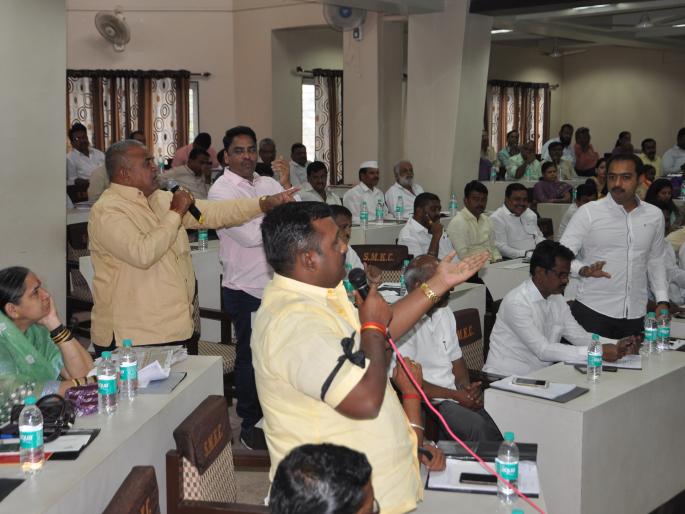 Councilor's attack against Sangli Commissioner, meeting up to 18 | सांगलीत आयुक्तांविरोधात नगरसेवकांचा हल्लाबोल, सभा १८ पर्यंत तहकूब Councilor's attack against Sangli Commissioner, meeting up to 18 | सांगलीत आयुक्तांविरोधात नगरसेवकांचा हल्लाबोल, सभा १८ पर्यंत तहकूब
