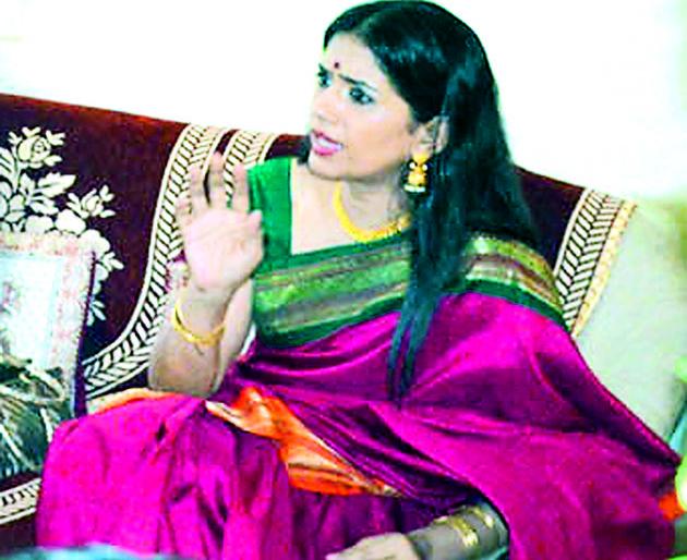 Marathi loves to dance - Sonali Kulkarni | मराठीचा बडेजावपणा मिरवायला आवडते - सोनाली कुलकर्णी Marathi loves to dance - Sonali Kulkarni | मराठीचा बडेजावपणा मिरवायला आवडते - सोनाली कुलकर्णी