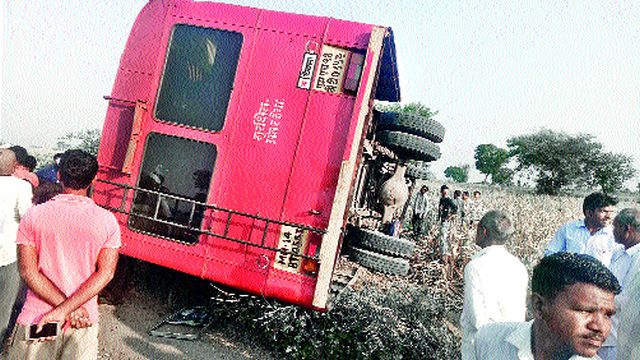 The bus took off on the ramp-ridden road | उंदीरवाडी-बोकटे रस्त्यावर बस उलटली The bus took off on the ramp-ridden road | उंदीरवाडी-बोकटे रस्त्यावर बस उलटली