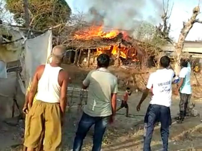 Burn all the materials in the house fire at Palsan | पळसन येथे घराला आग सर्व साहित्य जळून राख
