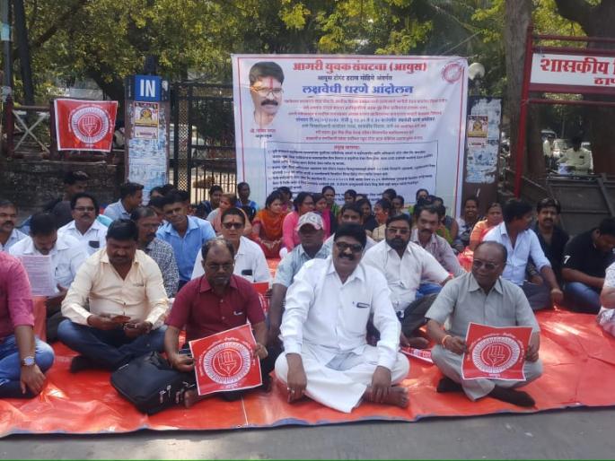 Report against Torrent - Agri to hold outside Thane Collector office of Agrai youth in Mumbra | टोरंटच्या विरोधात कळवा-मुंब्रातील आगरी युवकांचे ठाणे जिल्हाधिकारी कार्यालयाबाहेर धरणे आंदोलन Report against Torrent - Agri to hold outside Thane Collector office of Agrai youth in Mumbra | टोरंटच्या विरोधात कळवा-मुंब्रातील आगरी युवकांचे ठाणे जिल्हाधिकारी कार्यालयाबाहेर धरणे आंदोलन