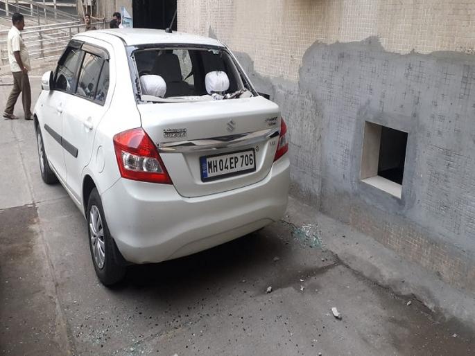 Disadvantage of headquarter building collapses and damage to health officials | मुख्यालयाच्या इमारतीचा सज्जा कोसळून आरोग्य अधिकाऱ्यांच्या गाडीचे नुकसान Disadvantage of headquarter building collapses and damage to health officials | मुख्यालयाच्या इमारतीचा सज्जा कोसळून आरोग्य अधिकाऱ्यांच्या गाडीचे नुकसान