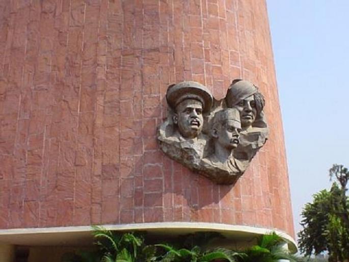 In Gadchiroli, Gadkari is part of the POP of the spectrum of spectrum | ठाण्यातील गडकरी रंगायतनच्या प्रेक्षागॅलरीच्या पिओपीचा भाग पडला In Gadchiroli, Gadkari is part of the POP of the spectrum of spectrum | ठाण्यातील गडकरी रंगायतनच्या प्रेक्षागॅलरीच्या पिओपीचा भाग पडला